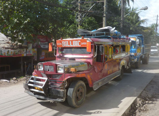 Die Jeepneys sind schuld am Verkehrschaos, da an jeder Ecke die Leute ein- und aussteigen und die ganzen Tricycle (Motos mit Beiwagen) einfach irgendwie versuchen drumrum zu fahren