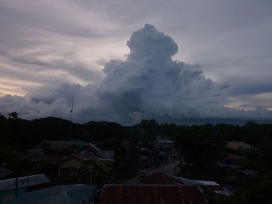 Jeden Tag neue lustige Wolken ueber meinem Lieblingsausblick. Hab mir noch nie so lange die Zaehne geputzt (bei dem Ausblick)