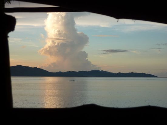 Wieder mal ein lustiges Woelkchen. Ausblick von der Haengematte.