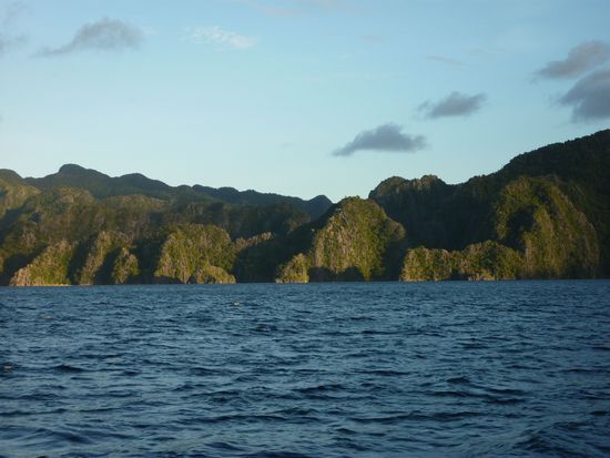 Aber wenn man wieder zwischen Inseln ist, wirds ruhiger und es ist echt huebsch anzuschauen.