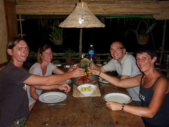 Unsere tolle Truppe. Deutschland, Schweiz und Frankreich vereint. 
Da man deren Kueche benutzen kann, hat Kuechenchef Christian hammerlecker fuer uns gekocht.