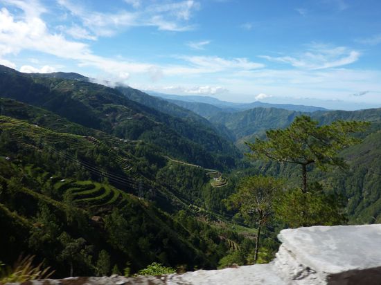 Gefolgt von einer 6-stuendigen Kurvenfahrt durch die Berge nach Baguio.