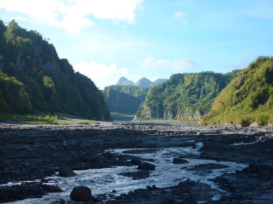 Auf dem Weg mit einem 4x4 durchs Flussbett. Da hinten die Spitzen, dort gehts hoch.