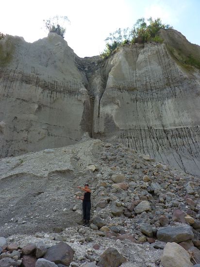 Und dass sind die Mega-Ascheberge, durch die man laeuft.