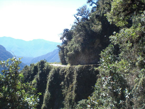 die gefährlichste strasse der welt... ich fands net so gefährlich aber war trotzdem ziemlich cool mit dem mountainbike da entlang bzw runter zu fahren