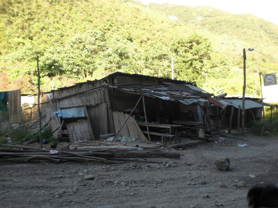 mal was nicht so schönes muss auch sein..  was gegensätzliches... hier wohnt zb ne familie mit mehreren kindern... und das ist in bolivien kein einzelfall