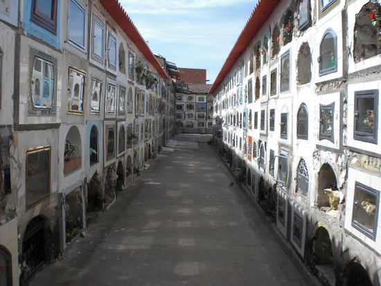 cementerio de la paz... da werden die leute in häusern begraben...und eingemauert..