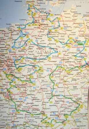 Von Berlin aus im Uhrzeigersinn einmal der grün/blauen Linie folgen.