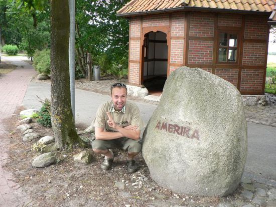 das erste amerika, hier wurden lt. aussage eines anwohners so oft die ortsschilder geklaut, dass es nur noch den stein gibt...