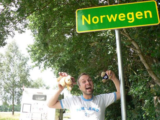 1 elch aus finland, einer aus schweden, das shirt auch aus finland (naja oder taiwan) und das schild ist auch nicht wirklich echt...