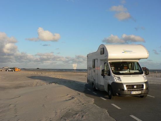 das ganze bei licht (hinter dem schild ist schon die nordsee)