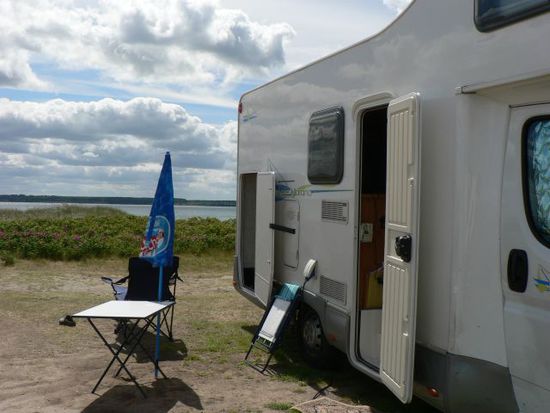 standplatz, 20m hecke, 20m kiesstrand, dann ostsee. links ist eckernförde, rechts das offene meer