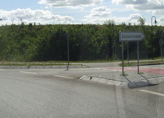 "zickzackredder" ... das war die erste ausfahrt aus dem kreisverkehr - zum glück musste ich die 2. nehmen. wer will kan ja mal googeln. ich weiss selbst nicht was das ist!