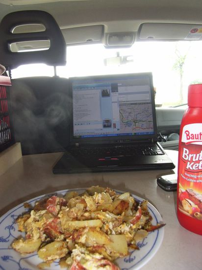 dass es nicht nur kaltes essen gibt beweist der dampf, im hintergrund der messenger mit dem büro und meine straßen karte