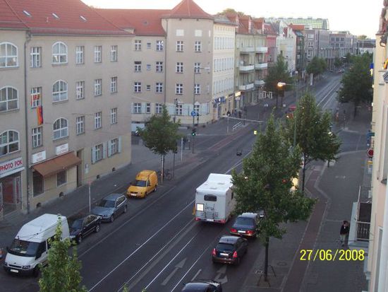 hier wurde ich von meiner schwester papparazzihaft entdeckt! links im hintergrund das forum köpenick