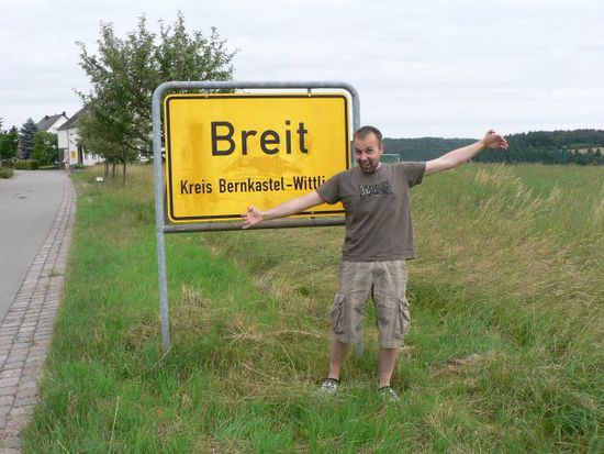passenderweise hat dieser kleine ort das bisher größte schild. breit liegt übrigens eher hoch..