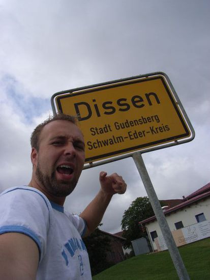 hier wird jeder runtergemacht. (dissen=ugs. für jdn. miesmachen)