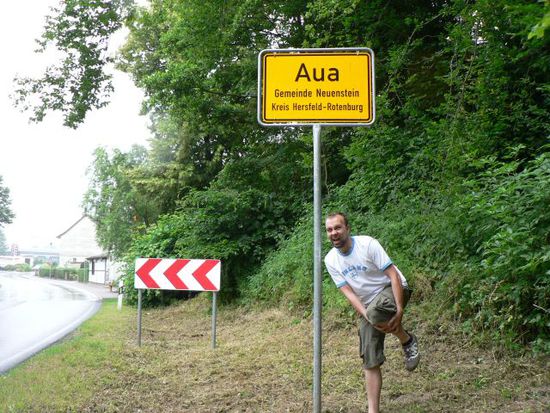 schmerzvolles ortsschild (aber mit ansage) hier ist übriges die GLS zentrale - neuenstand