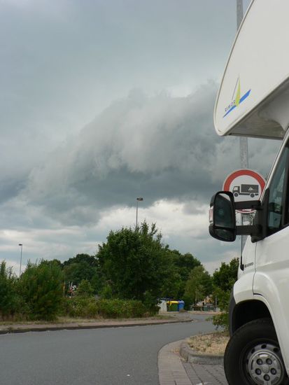 auch das wetter. unwetterverbände über raum hannover braunschweig im anflug auf berlin