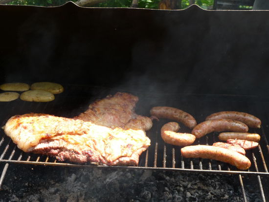 Argentinische Grillwürste und Kalbslappen aus der Rippe