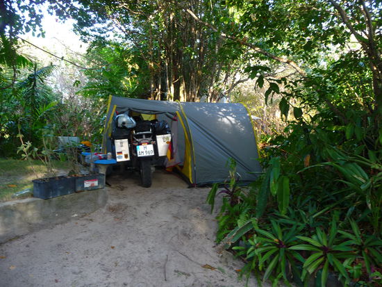 Ecocamping wortwoertlich,Zelt mit Garage fuer Biker.
