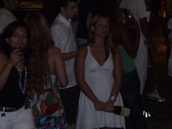 Damen meist in weiss mit Hochprozentiges