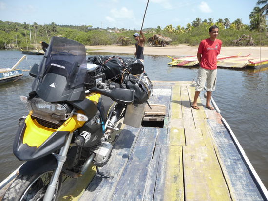 Floss zur Ueberquerung des Flusses Richtung Recife