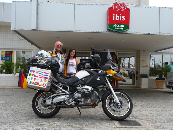 Das junge Maedel bat mich um ein Bild.In Europa wurde ich 1 bis 2 mal fotographiert.In Brasilien mehr als 100 mal.