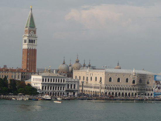 Super Ansicht von Venedig, hier an der Piazza San Marco.Vor 4 Jahren trank ich dort am Steg ein Bier und eine Cola für nur 18 EUR.