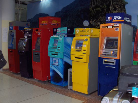 Airport: Geldautomat gesucht? Hier kann man seine Lieblingsfarbe wählen!
