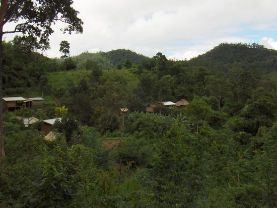 Ein Dorf der Karen in den Bergen
