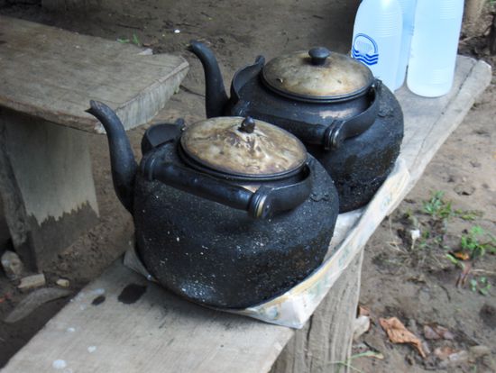 Tee und heißes Wasser für das Frühstück