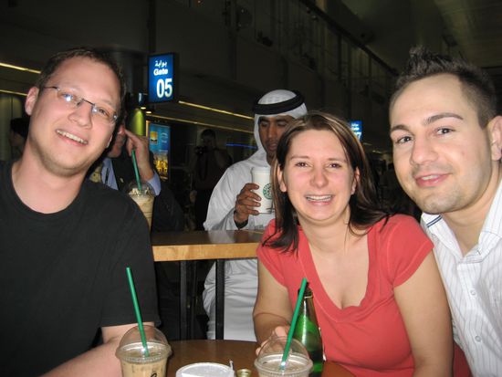 Kaffeepause bei Starbucks mit Leuten vom Flug nach Dubai