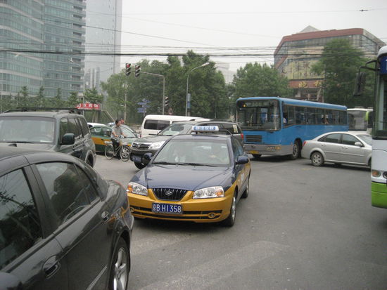 Mit Berufsverkehr sieht das so aus - ich bin sehr glücklich, dass ich in 10 min zu Fuß bei der Botschaft bin!
