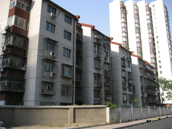 Direkt daneben ältere chinesische Häuser