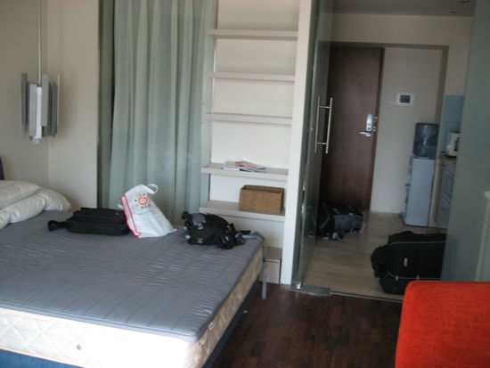 Im Hintergrund: Tür mit elektronischem Türschloß, das bei falscher Bedienung laut Alarm auslöst, der die Sicherheitsleute innerhalb von 2 min auf den Plan ruft (um Rückfragen vorzubeugen: nee, mir selbst ist das erstaunlicherweise noch nicht passiert.. 