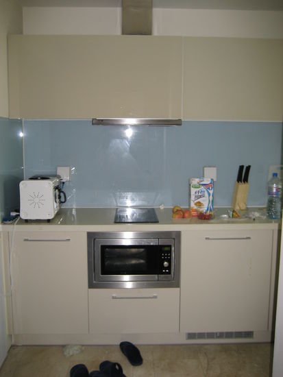 Küche mit Kochfeld, das auch Alarm gibt, und zwar wenn man andere Sachen als Töpfe draufstellt - auch im ausgeschalteten Zustand (ja, das ist mir schon passiert und es hat geschlagene 5 min gedauert, bis ich rausgefunden hatte, was so fiept - jaja, ich und Technik 