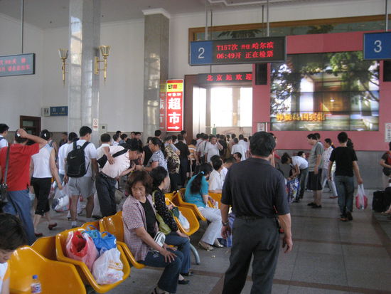Wartehalle mit Warteschlange