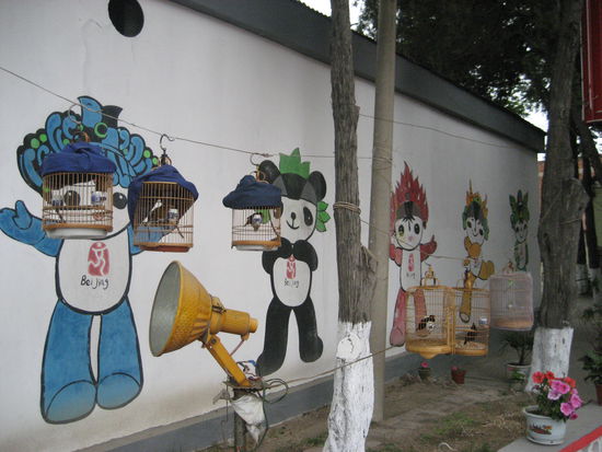 Vögel, die fast so gut wie ich Chinesisch sprechen, vor den possierlichen Olympiamaskottchen, vor denen es kein Entrinnen gibt