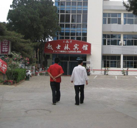 Unser Hotel, auf dem Schild auch die kyrillische Schrift