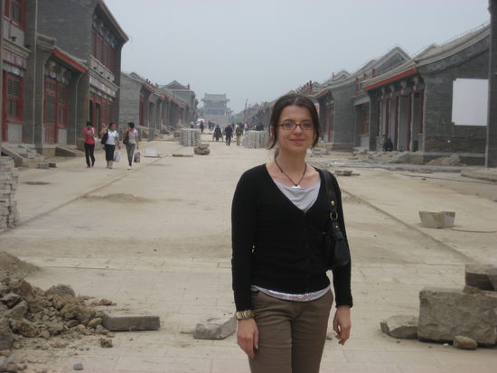 Hier entsteht eine Touriattraktion.
Bis zur Fertigstellung waren wir erstmal die Attraktion: die Bauarbeiter haben uns neugierig von überallher angeschaut und ihr wahrscheinlich einziges englisches Wort ausprobiert: „Hello!“