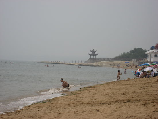Der chinesische Strand, zu erkennen an der Pagode im Bildhintergrund 