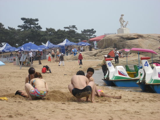 Eine Szene, die auch vom deutschen Nordseestrand stammen könnte 