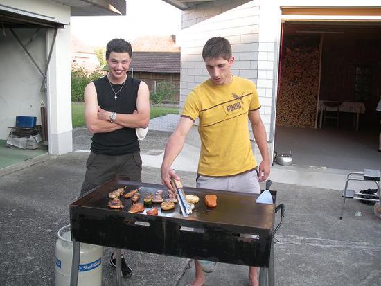 Grillassistent Trisu und Grillcheff Fab
das heit der wonderbra gmacht!