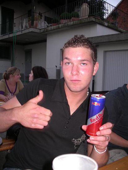 Hügli macht Schleichwerbung für RedBull Cola...