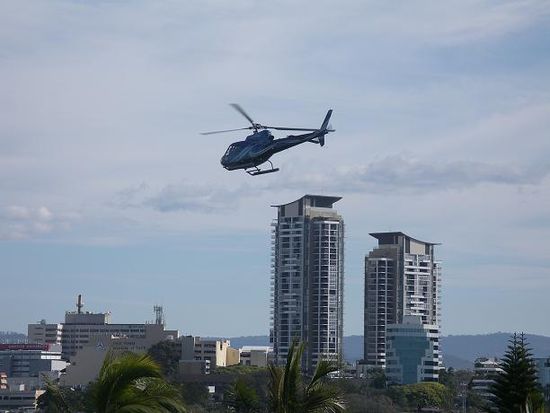 Helikopter ueber Hochhaus