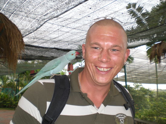 Im Birdpark haette dieser Vogel Arne beinahe ins Ohr gebissen. *lach*