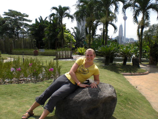 Dani im Orchideengarten mit den Petrona Towers und dem Fernsehturm im Hintergrund.