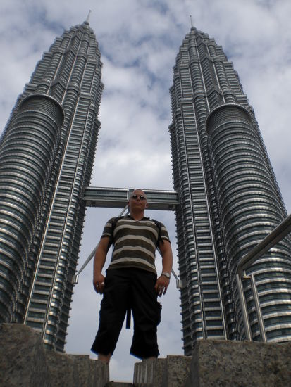 Direkt vor den Petrona Towers