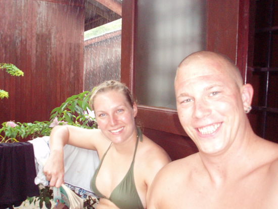 Trotz regen haben wir gute Laune vor unserem Bungalow